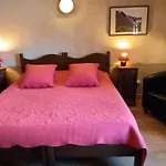 Des Lits Sur La Place Bed & Breakfast 4*